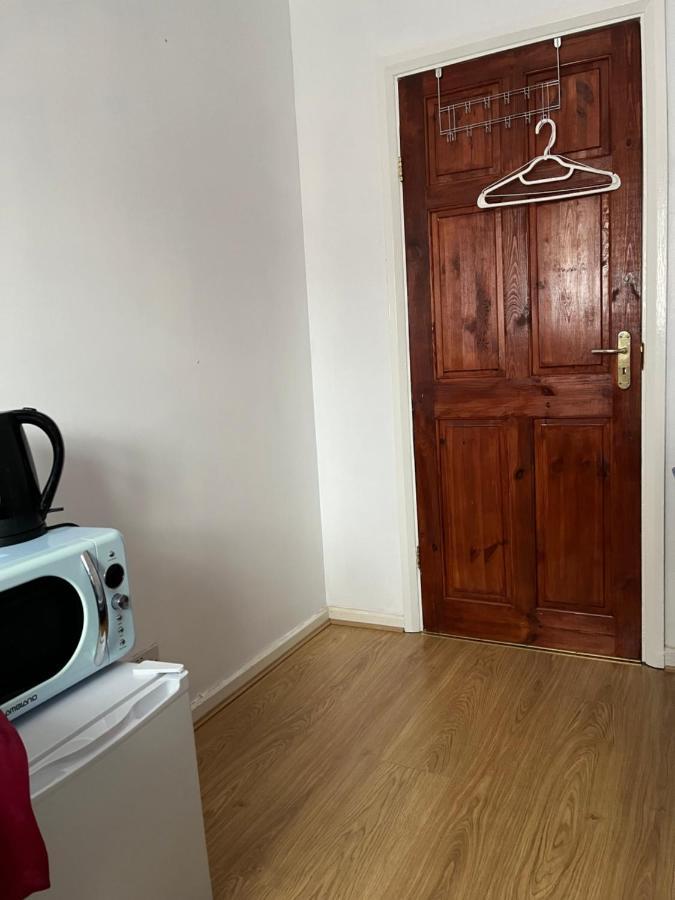 קינגסטון אפון תמז Comfortable Single Bedroom With Free On Site Parking מראה חיצוני תמונה